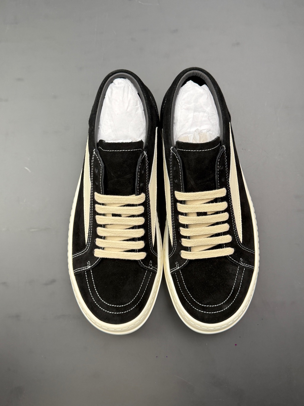 Men's Low-Top Suede Skate Sneakers - Black/Cream